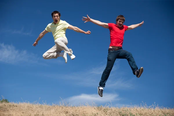 Jongeren springen op heuvel in park — Stockfoto