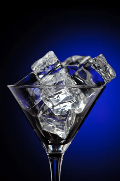 Martiniglas med is — Stockfoto