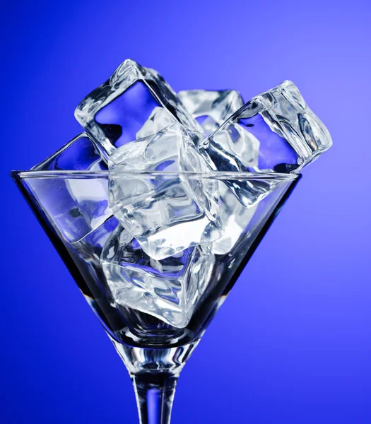 マティーニ グラスに氷と一緒に — ストック写真
