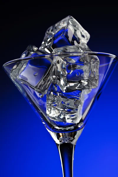 Martiniglas med is — Stockfoto
