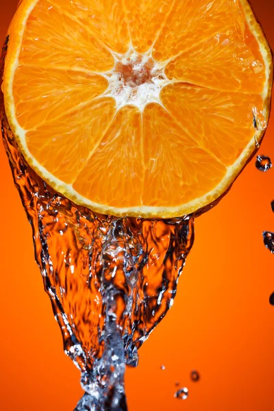 Orange mit Wasser — Stockfoto