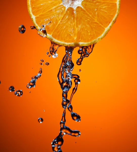 Orange mit Wasser — Stockfoto