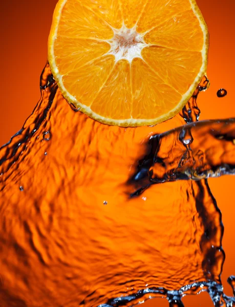 Orange med vatten — Stockfoto