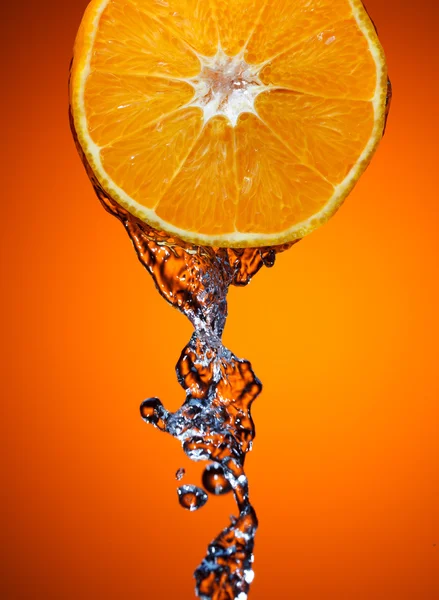 Πορτοκαλί με νερό — Φωτογραφία Αρχείου