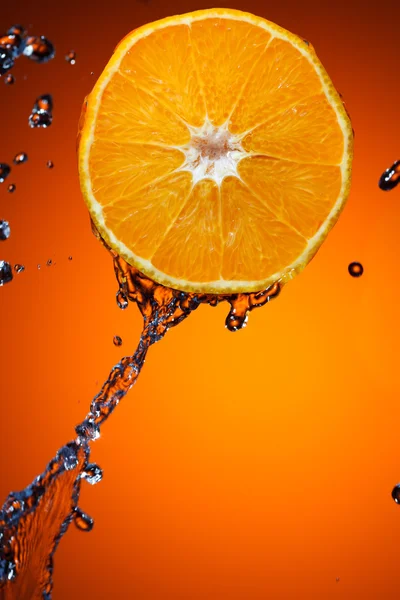 Orange avec eau — Photo