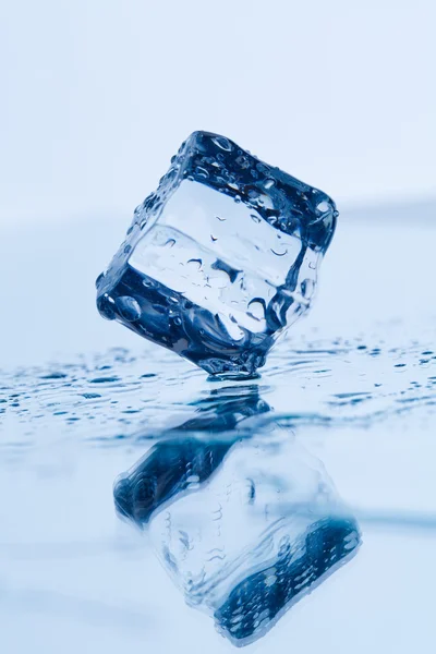 Cubo di ghiaccio — Foto Stock