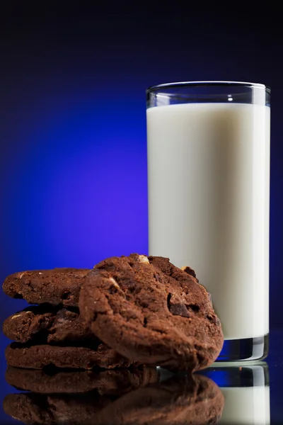 Melk met cookies — Stockfoto