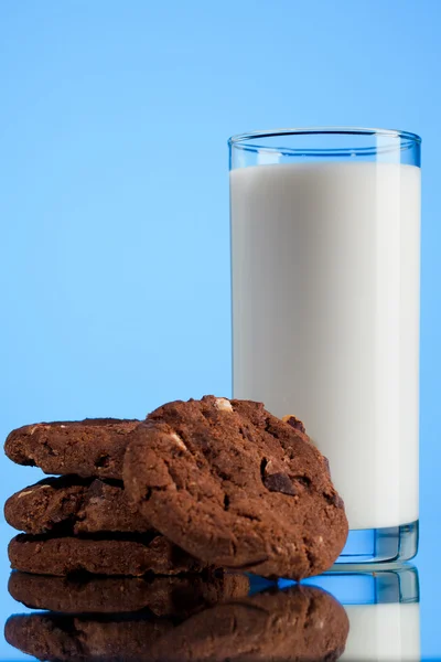 Latte con biscotti — Foto Stock