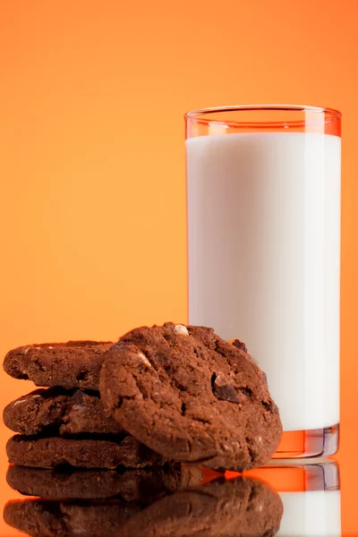 Mjölk med cookies — Stockfoto