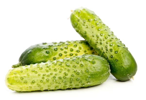 Geïsoleerde komkommers — Stockfoto