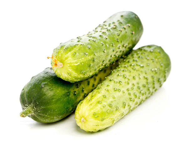 Geïsoleerde komkommers — Stockfoto