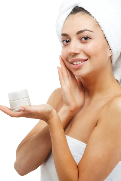 美しい女性の顔に化粧品クリームの保湿剤を適用します。. — ストック写真