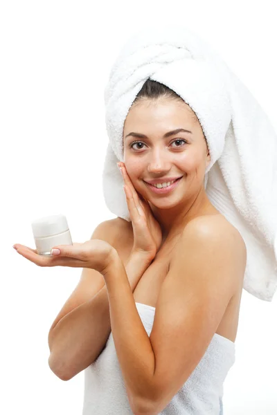 Belle donne che applicano crema cosmetica idratante sul viso . — Foto Stock