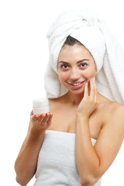 Hermosas mujeres que aplican crema hidratante cosmética en la cara . — Foto de Stock