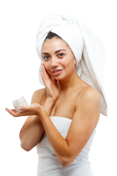 美丽的女人脸上的应用保湿美容霜. — 图库照片