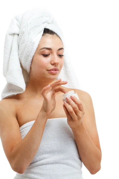Hermosas mujeres que aplican crema hidratante cosmética en la cara . — Foto de Stock