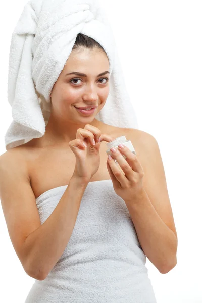 美丽的女人脸上的应用保湿美容霜. — 图库照片
