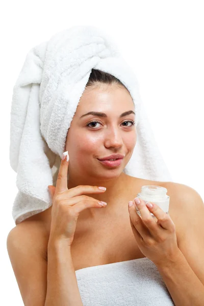 美しい女性の顔に化粧品クリームの保湿剤を適用します。. — ストック写真