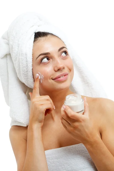 Schöne Frauen Anwendung Feuchtigkeitscreme kosmetische Creme auf das Gesicht. — Stockfoto