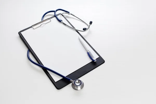 Black clipboard with stethoscope. Medicine concept. — Stock Photo, Image