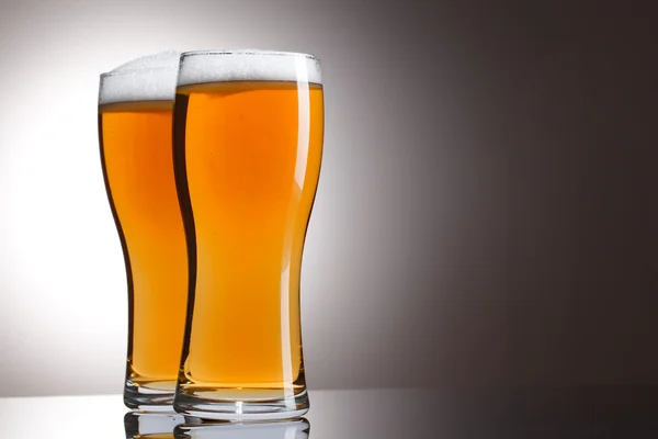 Два бокала пива — стоковое фото
