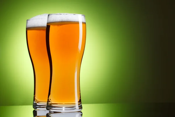 Дві склянки пива — стокове фото