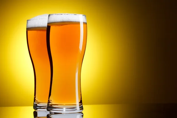 Δύο ποτήρια μπύρα — Φωτογραφία Αρχείου
