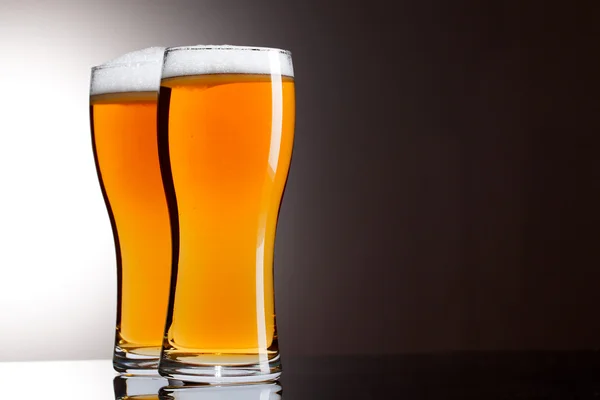 Dvě sklenice piva — Stock fotografie