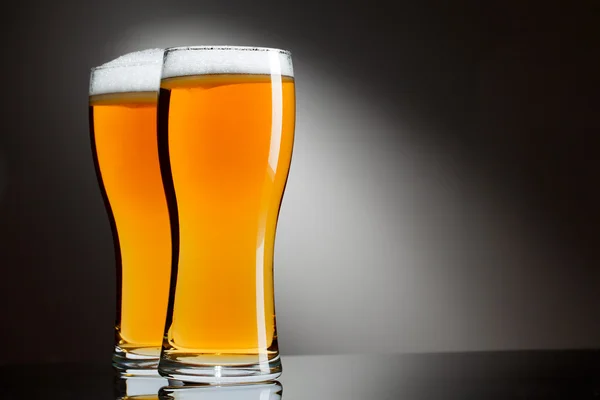 Dos vasos de cerveza — Foto de Stock
