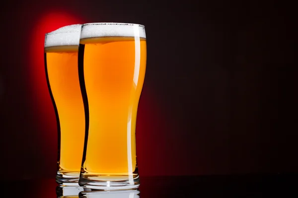 Dois copos de cerveja — Fotografia de Stock