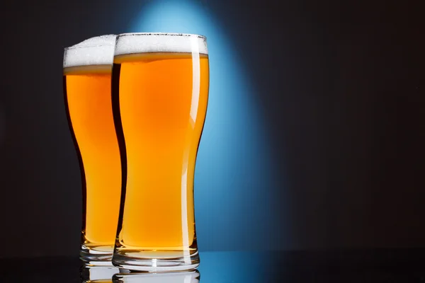 Twee glazen bier — Stockfoto