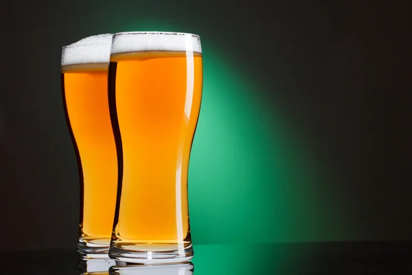Dwa kieliszki piwa — Zdjęcie stockowe