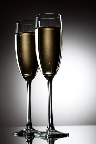 Bir çift şampanya kadehi. — Stok fotoğraf