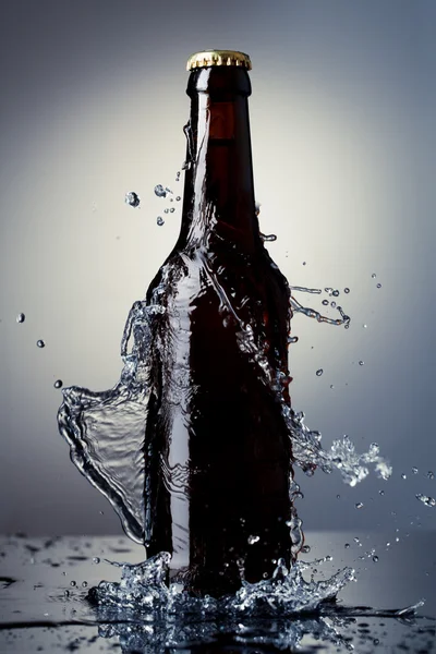 水のしぶきとビール瓶 — ストック写真