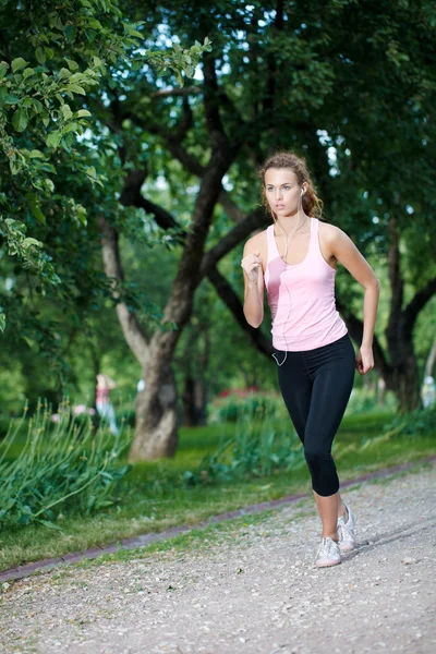 Mujer corriendo en el parque. —  Fotos de Stock