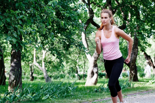 Žena běhající v parku. — Stock fotografie