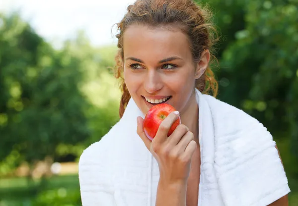 Jovem mulher após treino desportivo comer maçã — Fotografia de Stock