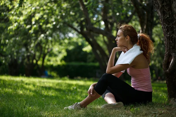 Vrouw zittend op gras — Stockfoto