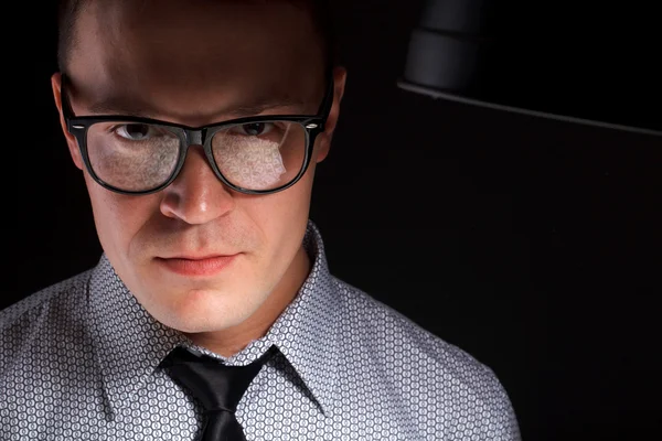 Junger Mann mit Brille und Geldreflexion — Stockfoto