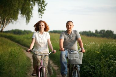 mutlu genç bir çift bir bisiklet sürme