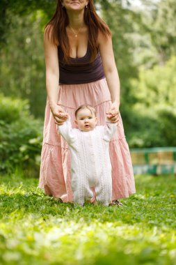 Anne ve bebek dışarıda.