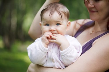 Anne ve bebek dışarıda.