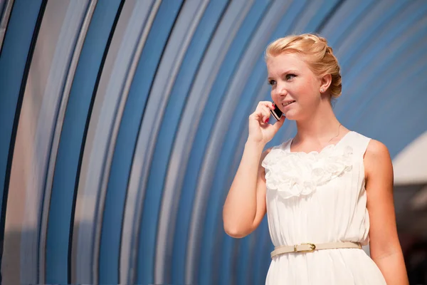 Bir telefonla konuşmak güzel kadın — Stok fotoğraf