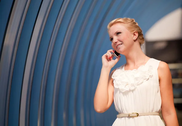 Mulher bonita falando por um telefone — Fotografia de Stock