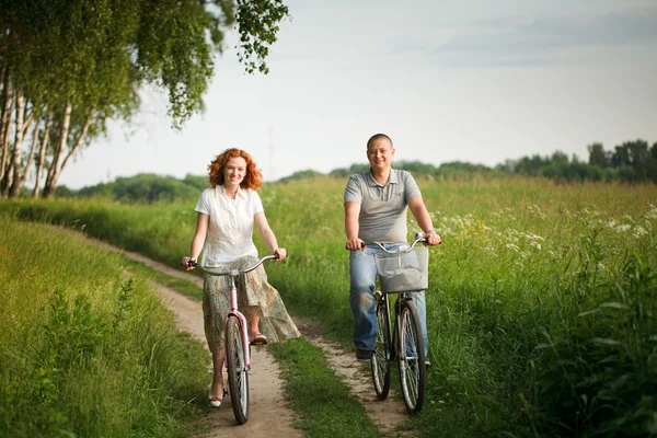 Heureux jeune couple à vélo — Photo