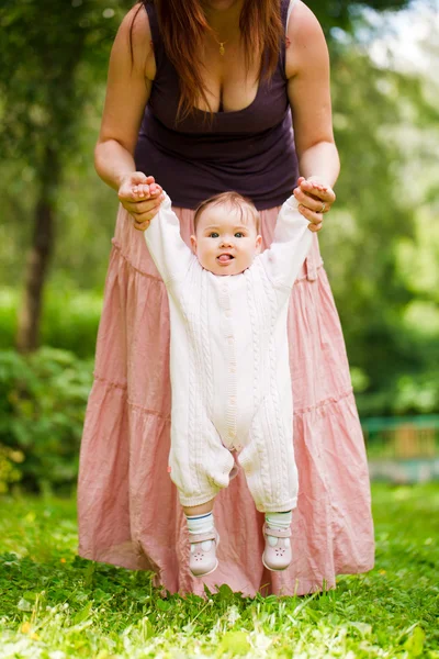 Mutter mit Baby im Freien — Stockfoto