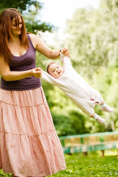 Мать с ребенком на открытом воздухе — стоковое фото