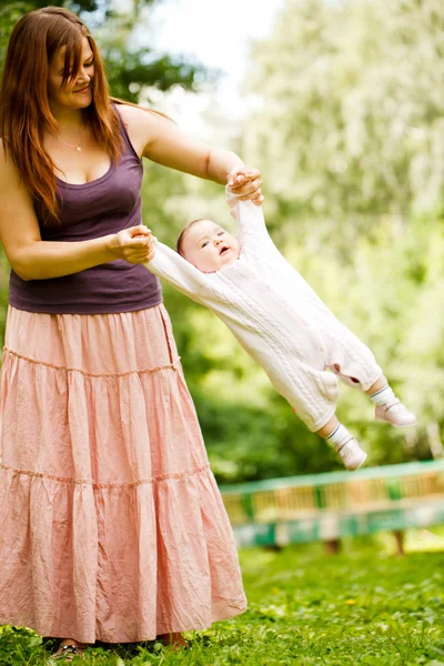 Мати з дитиною на відкритому повітрі — стокове фото