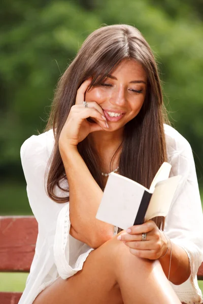 Vacker kvinna läsande liten bok — Stockfoto