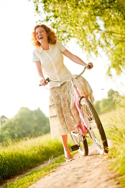Femme avec vélo — Photo